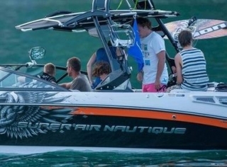  el barco de esquí acuático 